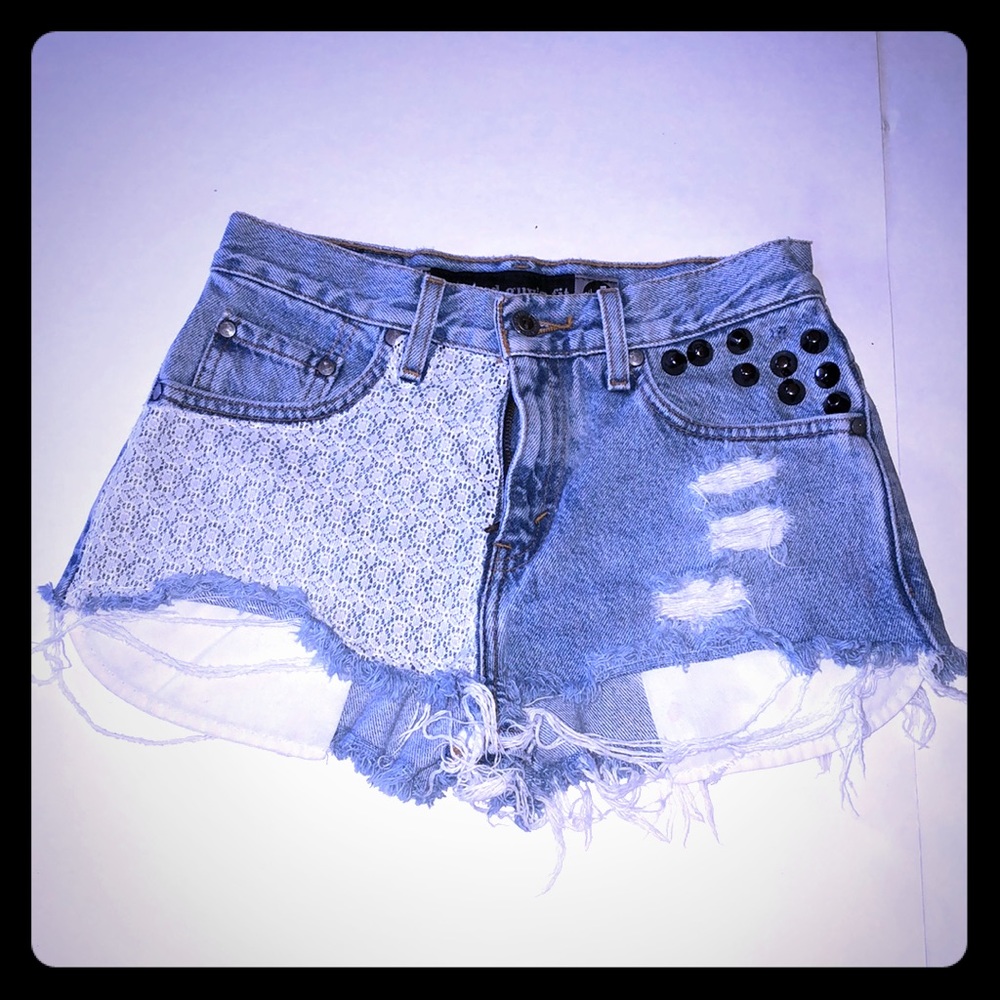 Relaxed guy fit LEVI studded shorts.